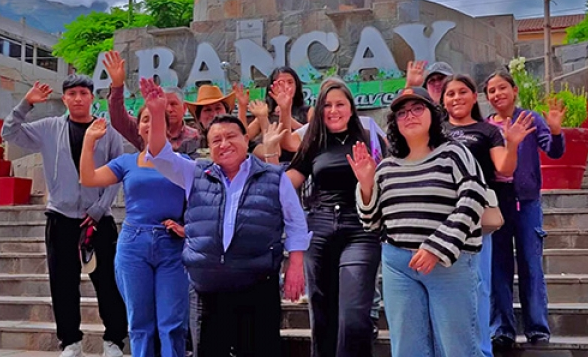 CANDIDATOS PRESIDENCIALES RECORREN ABANCAY ENTRE MÍTINES Y VISITAS CAMUFLADAS